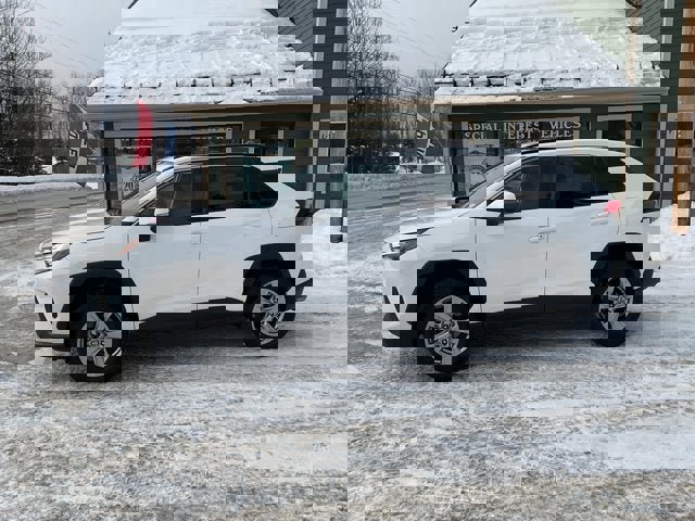 Used 2023 Toyota RAV4 XLE AWD/4WD image 3