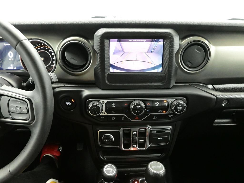 Used 2025 Jeep Wrangler Sahara image 21