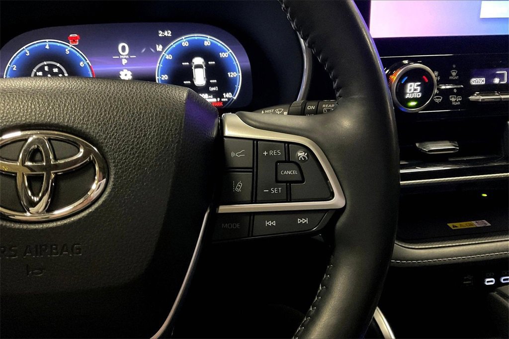 Used 2023 Toyota Highlander Platinum image 18