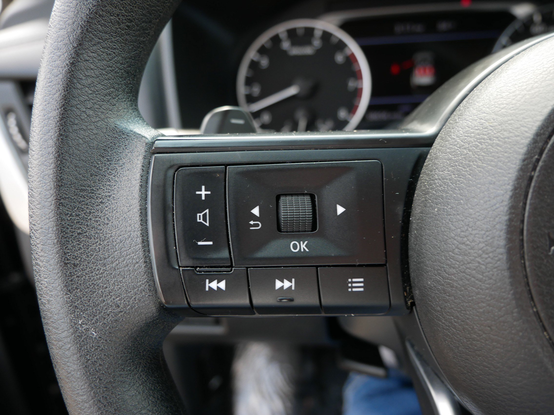 Used 2024 Nissan Rogue S AWD/4WD image 27