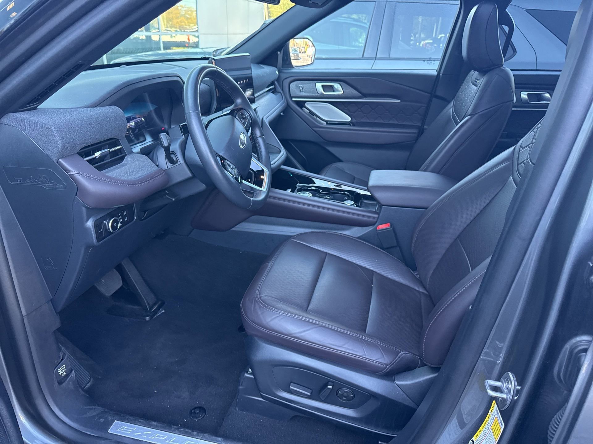 Certified 2025 Ford Explorer Platinum w/ LUX Leather Package image 18