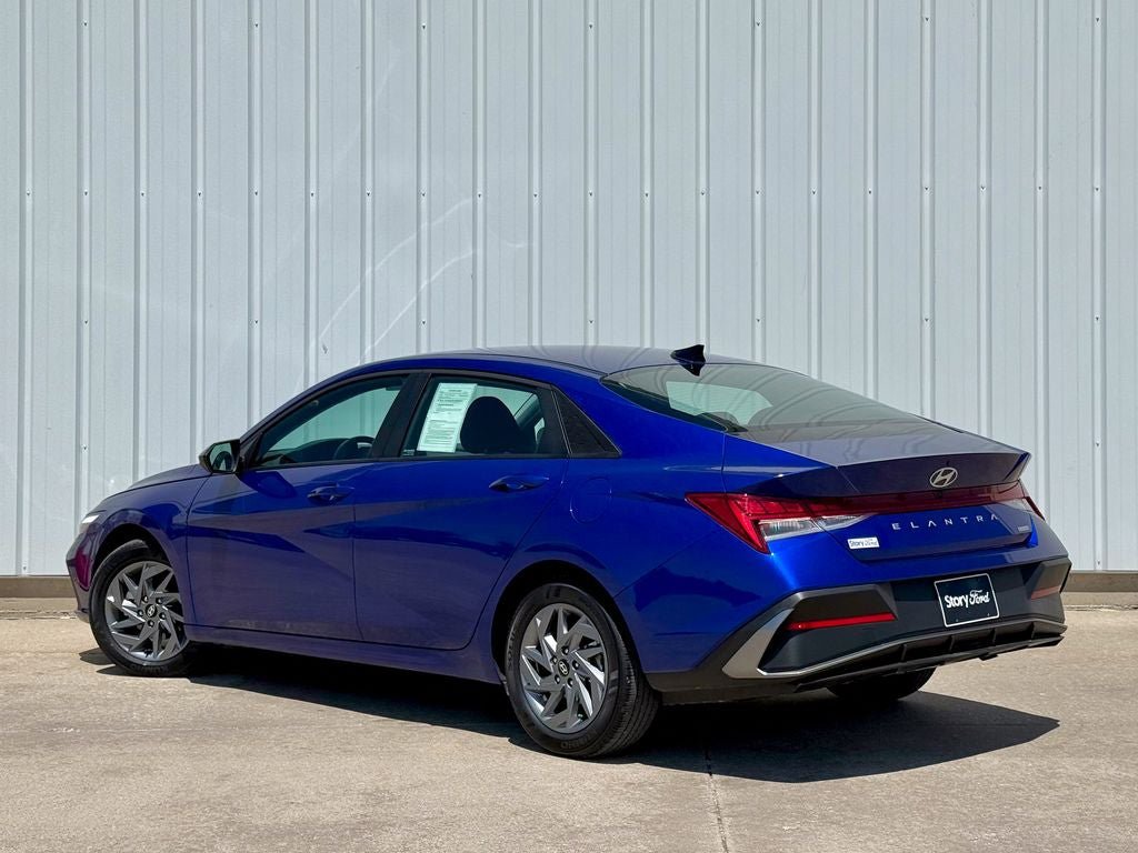 Used 2025 Hyundai Elantra Hybrid FWD image 4