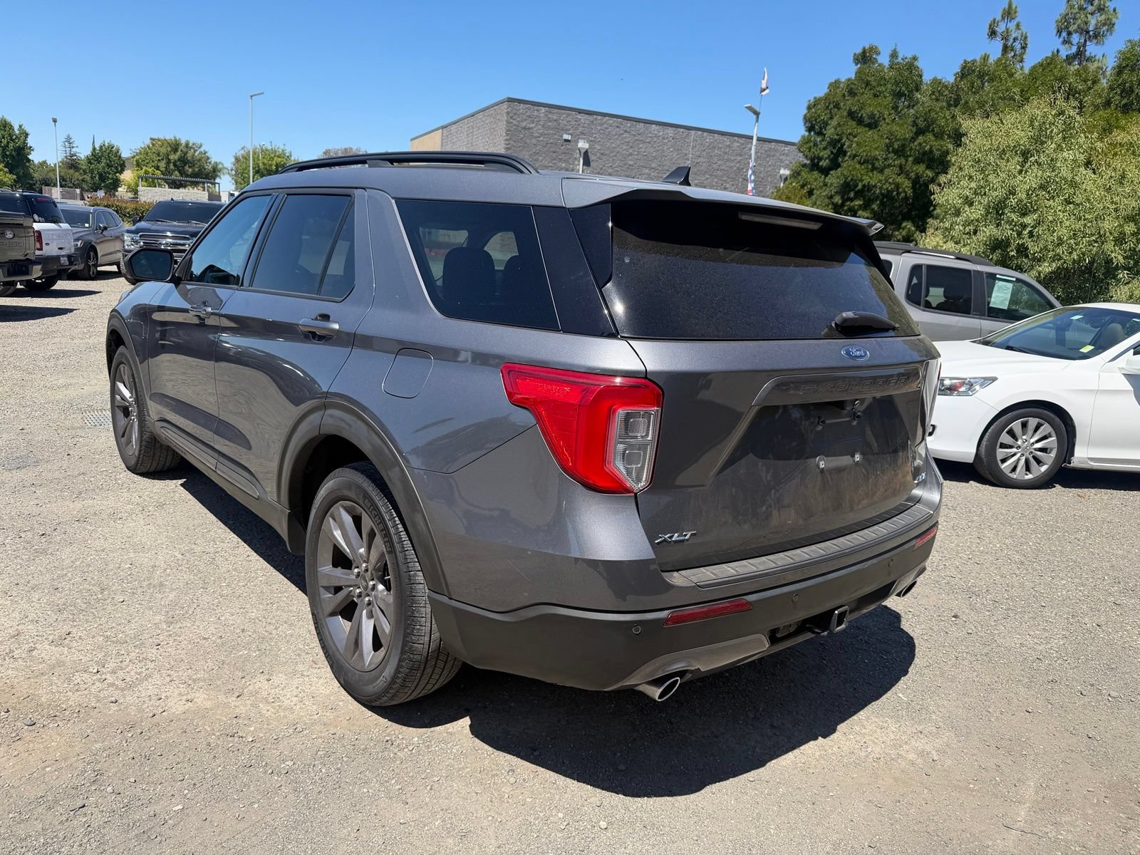 Certified 2021 Ford Explorer XLT w/ Equipment Group 202A AWD/4WD image 3