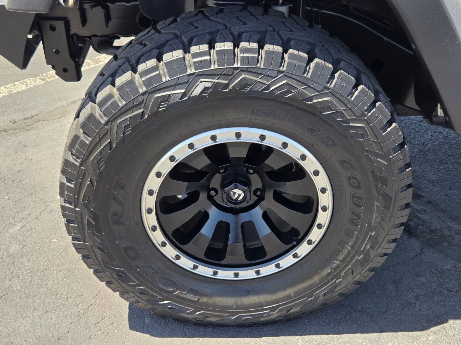 Used 2018 Jeep Wrangler Sport w/ Connectivity Group AWD/4WD image 9