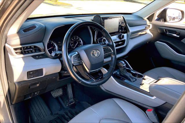 Used 2021 Toyota Highlander XLE image 17