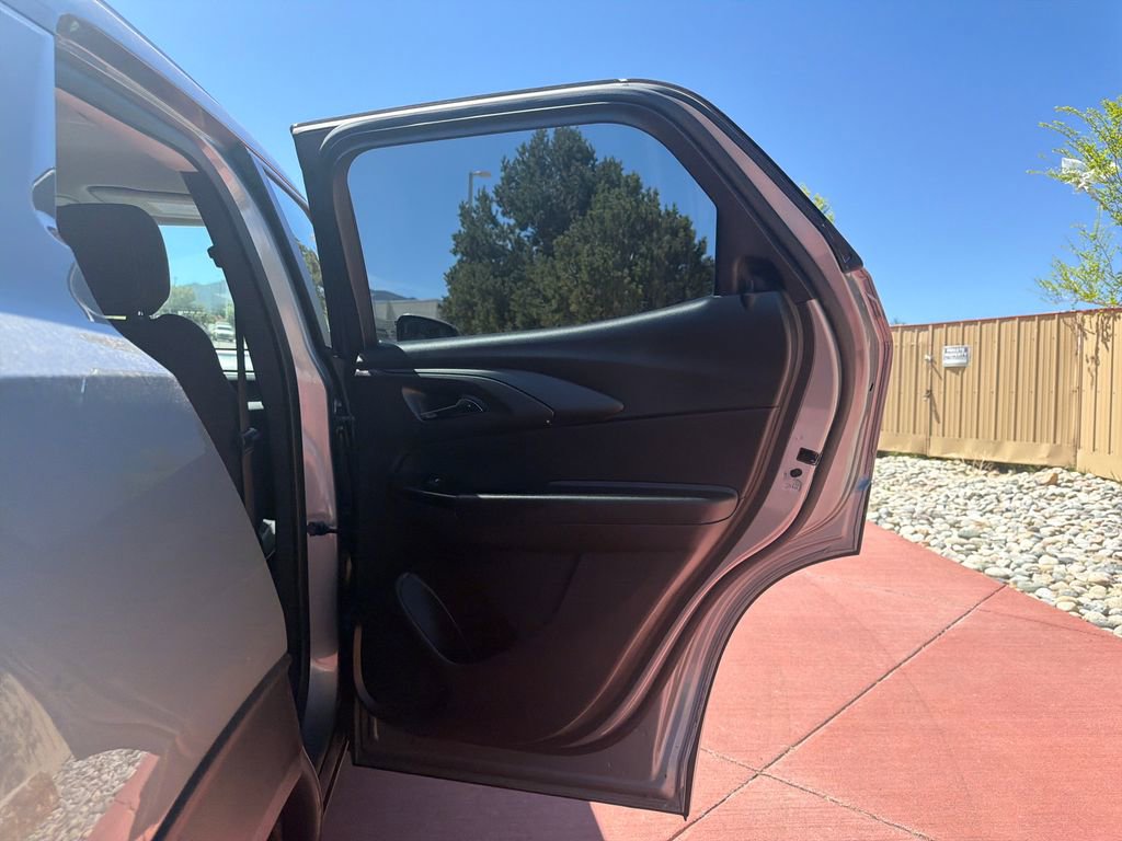 Used 2025 Chevrolet TrailBlazer LT AWD/4WD image 24