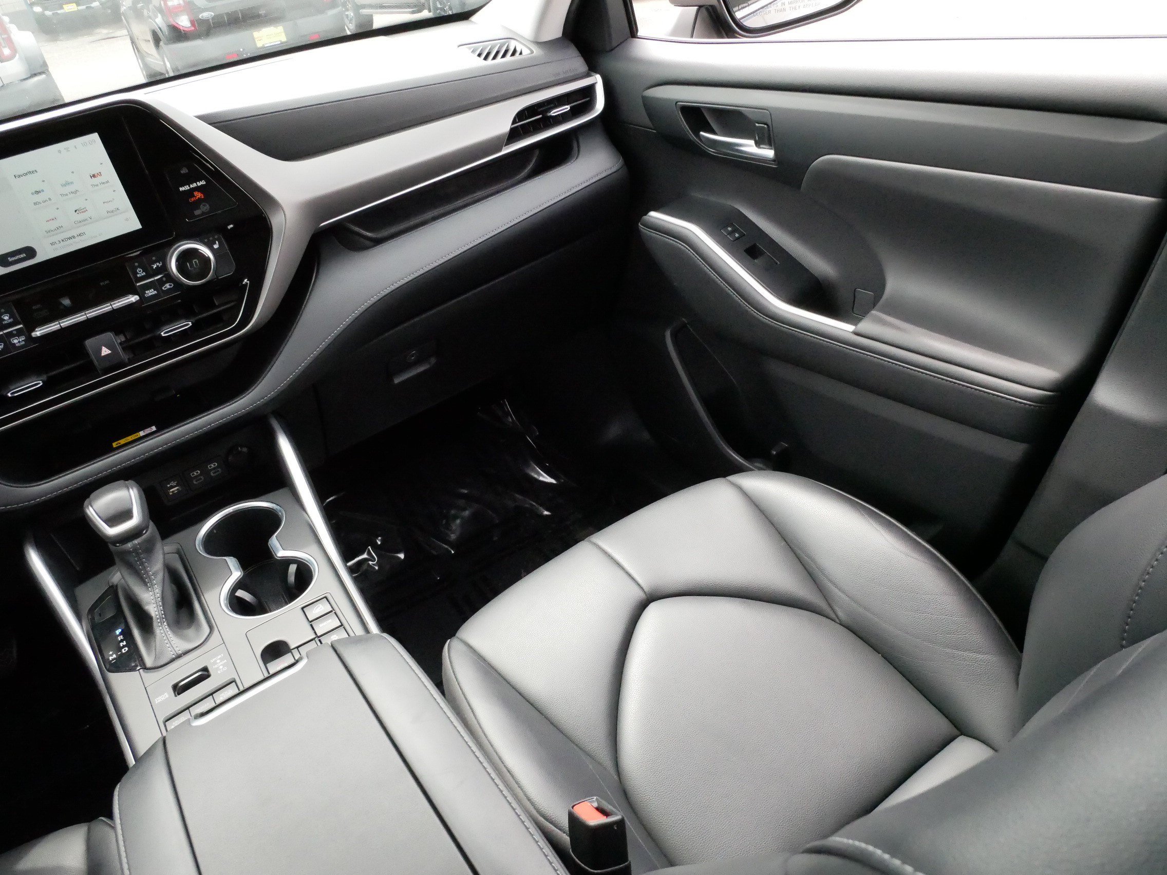 Used 2023 Toyota Highlander XLE AWD/4WD image 11