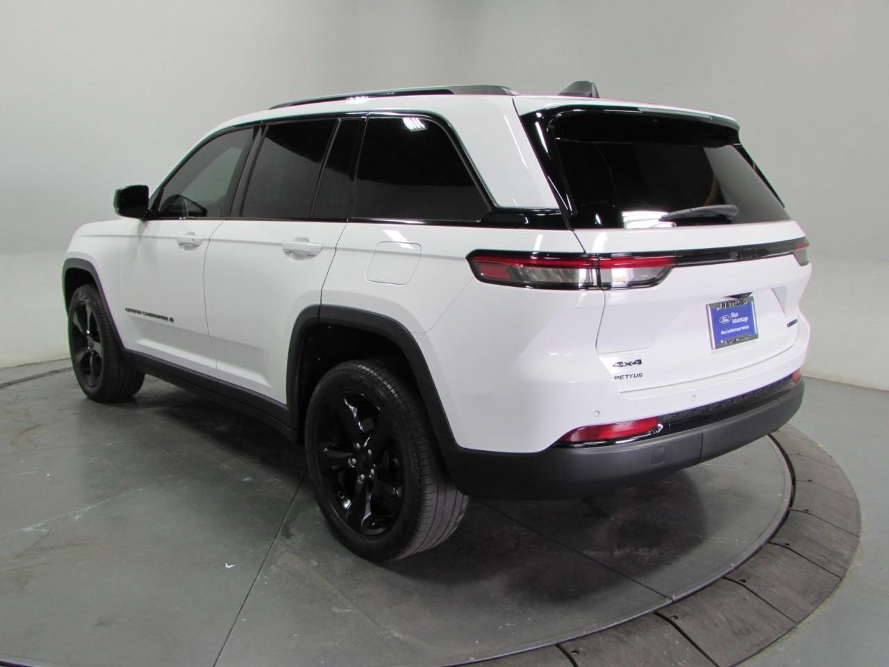 Used 2024 Jeep Grand Cherokee Limited w/ Black Appearance Package AWD/4WD image 5