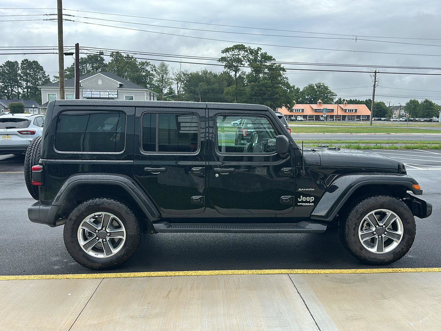 Used 2021 Jeep Wrangler Unlimited Sahara AWD/4WD image 4