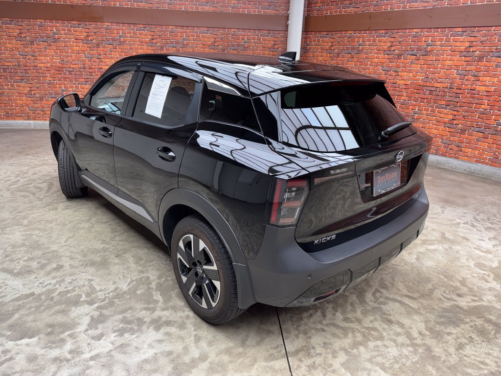 Used 2025 Nissan Kicks SV AWD/4WD image 2