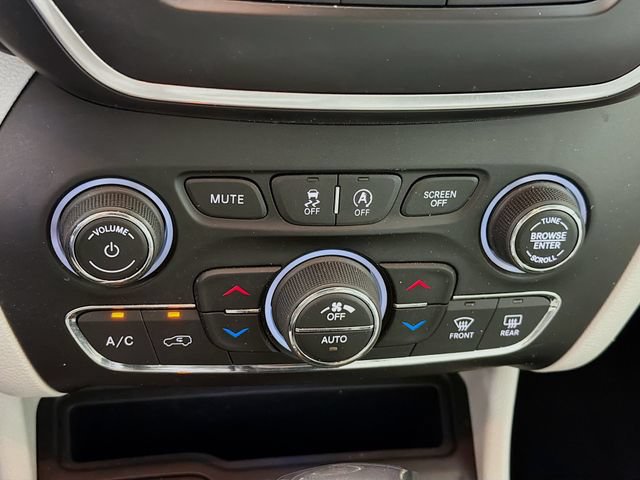 Used 2020 Jeep Cherokee Latitude Plus w/ Comfort/Convenience Group AWD/4WD image 19