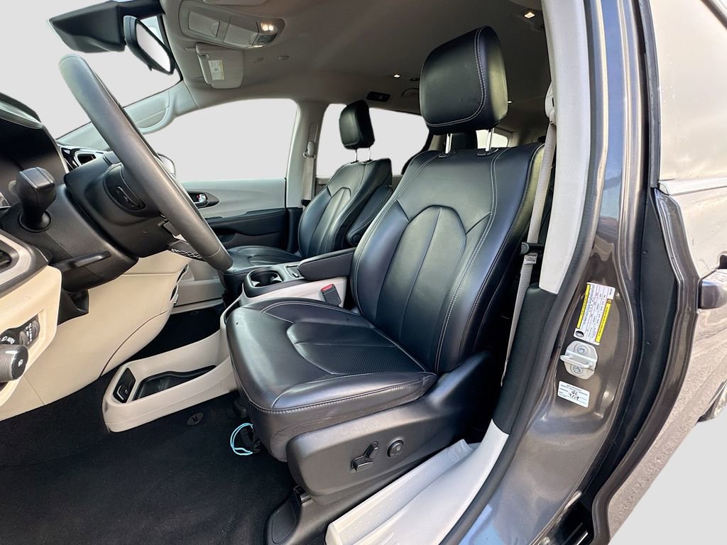 Used 2023 Chrysler Pacifica Touring-L FWD image 21