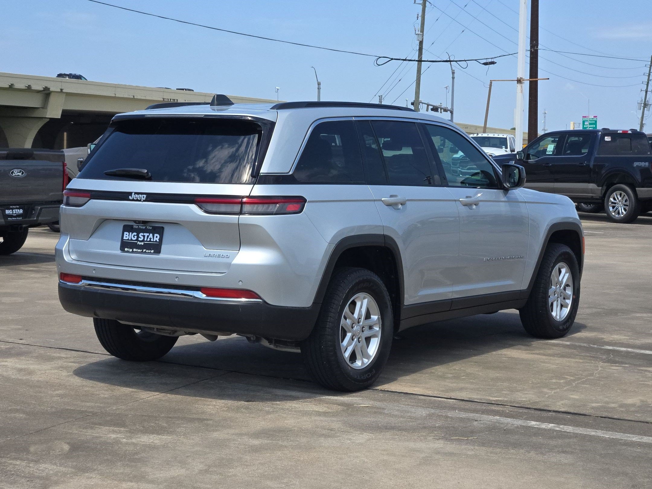 Used 2025 Jeep Grand Cherokee Laredo RWD image 3