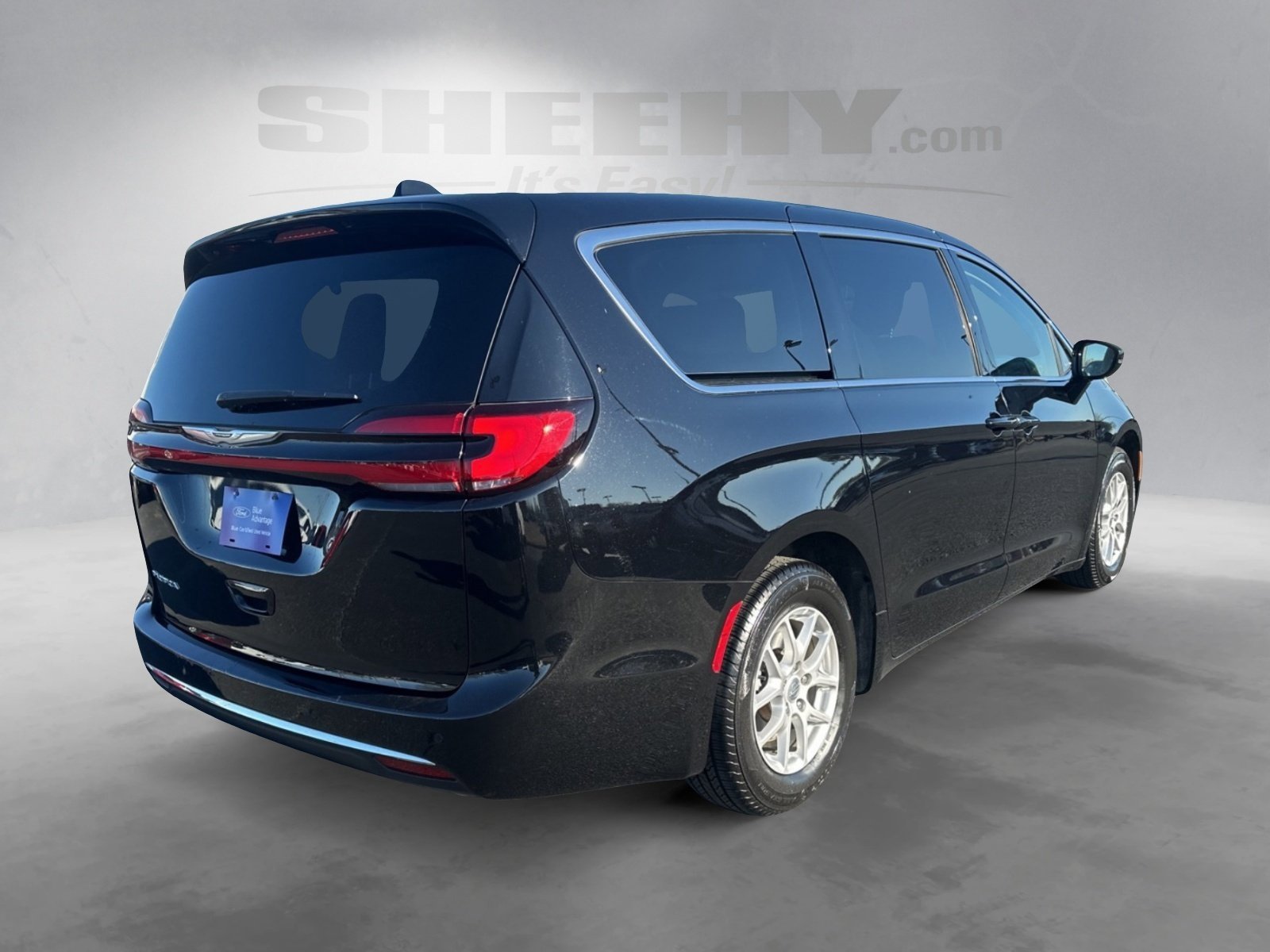 Used 2024 Chrysler Pacifica Touring-L image 12