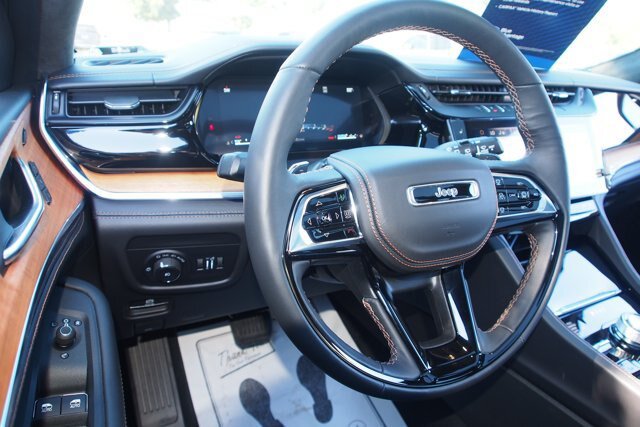 Used 2026 Jeep Grand Cherokee Summit AWD/4WD image 18