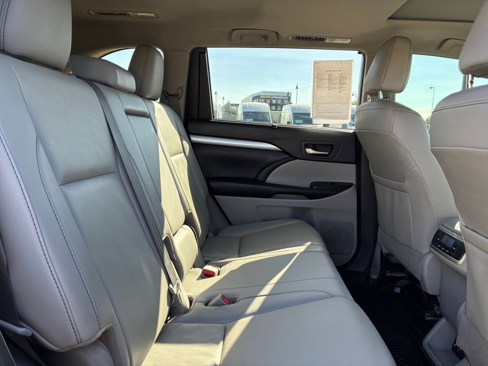Used 2019 Toyota Highlander XLE AWD/4WD image 18