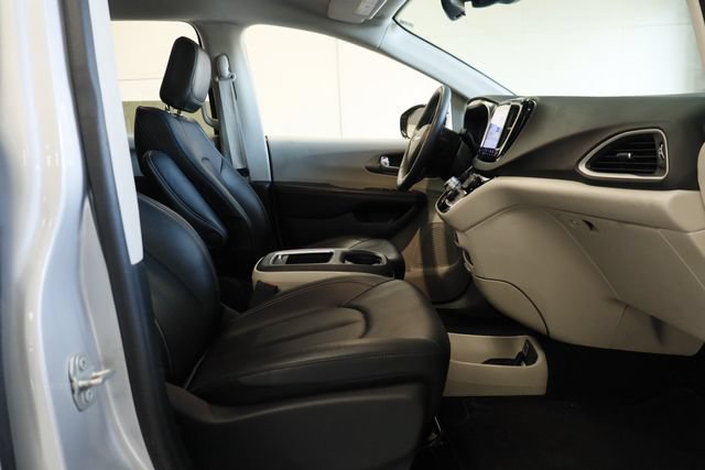 Used 2024 Chrysler Pacifica Touring-L FWD image 23