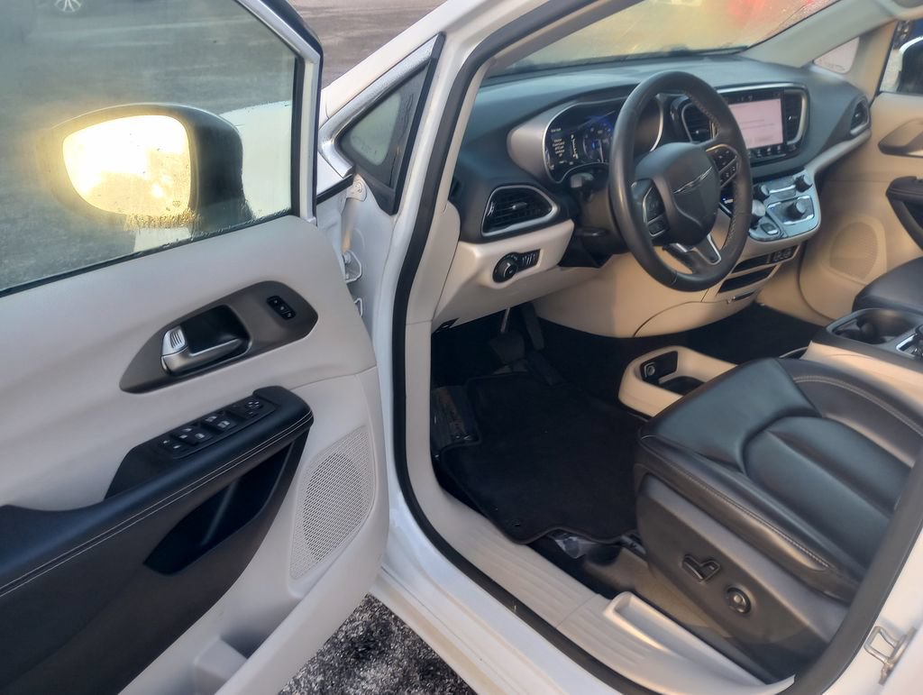 Used 2023 Chrysler Pacifica Touring-L FWD image 21