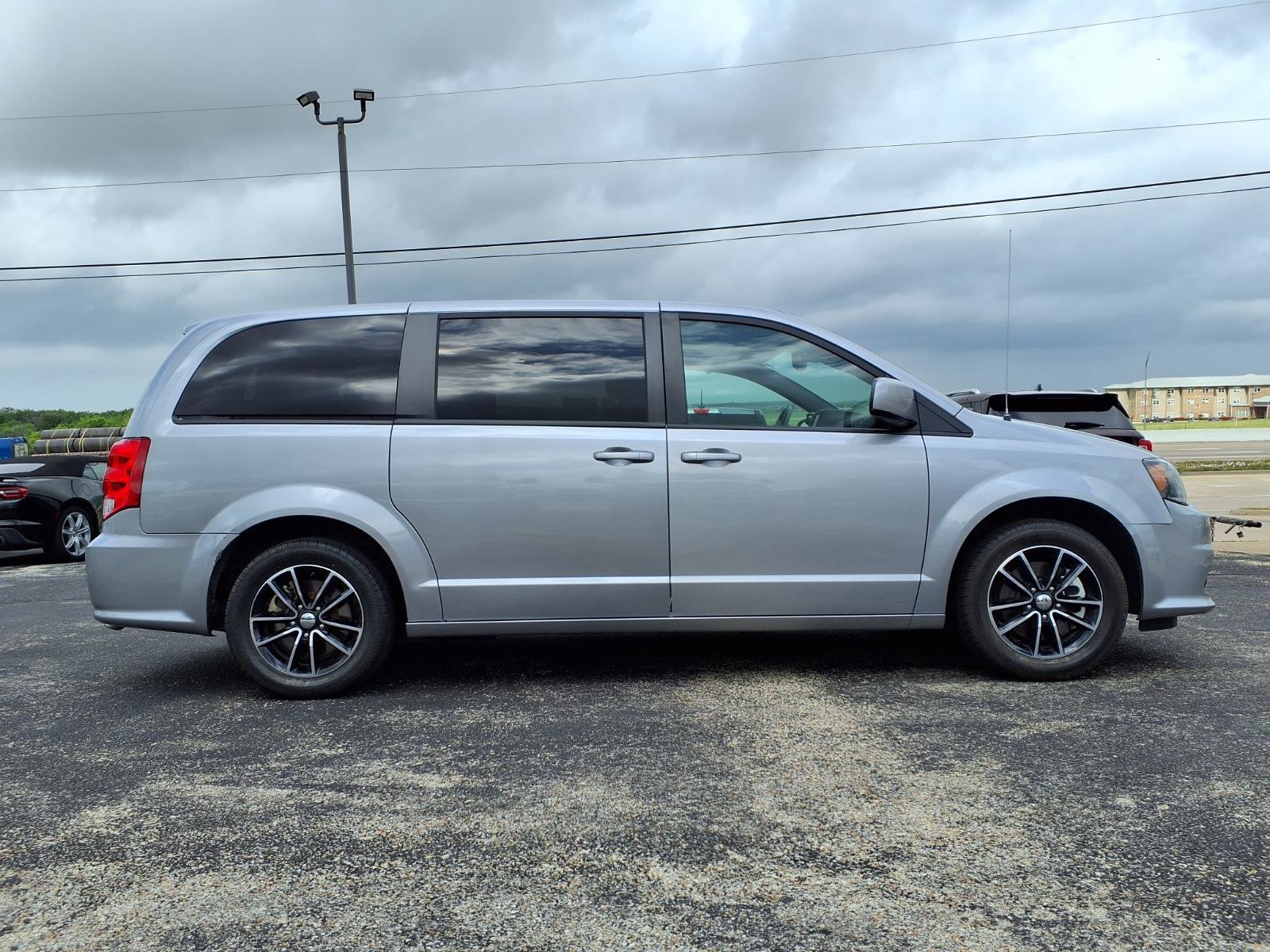 Used 2018 Dodge Grand Caravan SE image 2