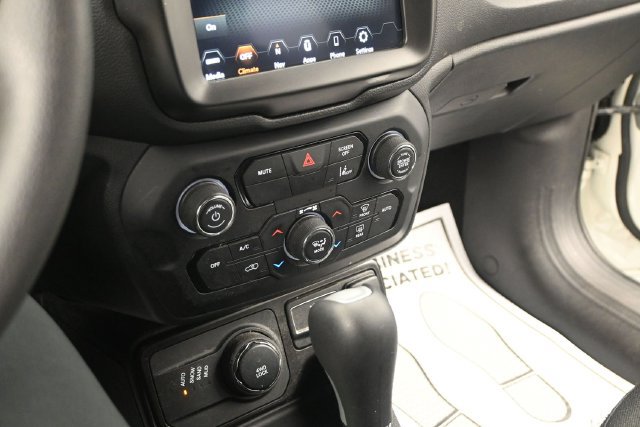 Used 2023 Jeep Renegade Latitude AWD/4WD image 16