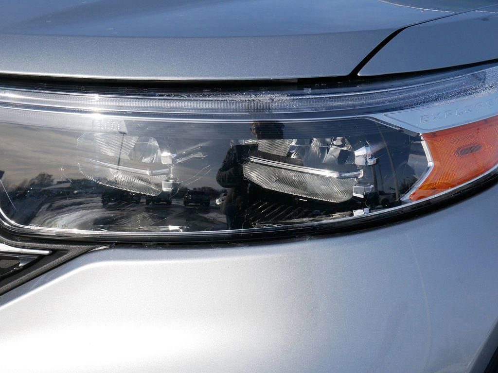 Certified 2022 Ford Explorer XLT w/ Equipment Group 202A image 4