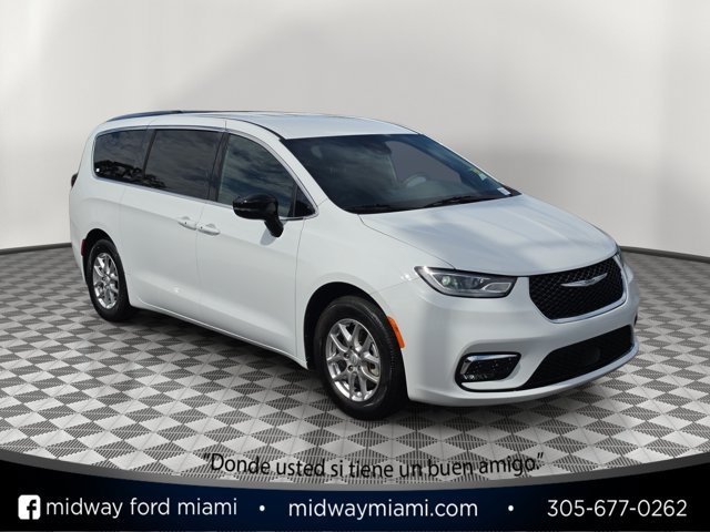 Used 2025 Chrysler Pacifica Select