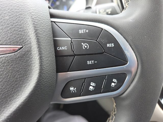 Used 2023 Chrysler Pacifica Touring-L FWD image 41