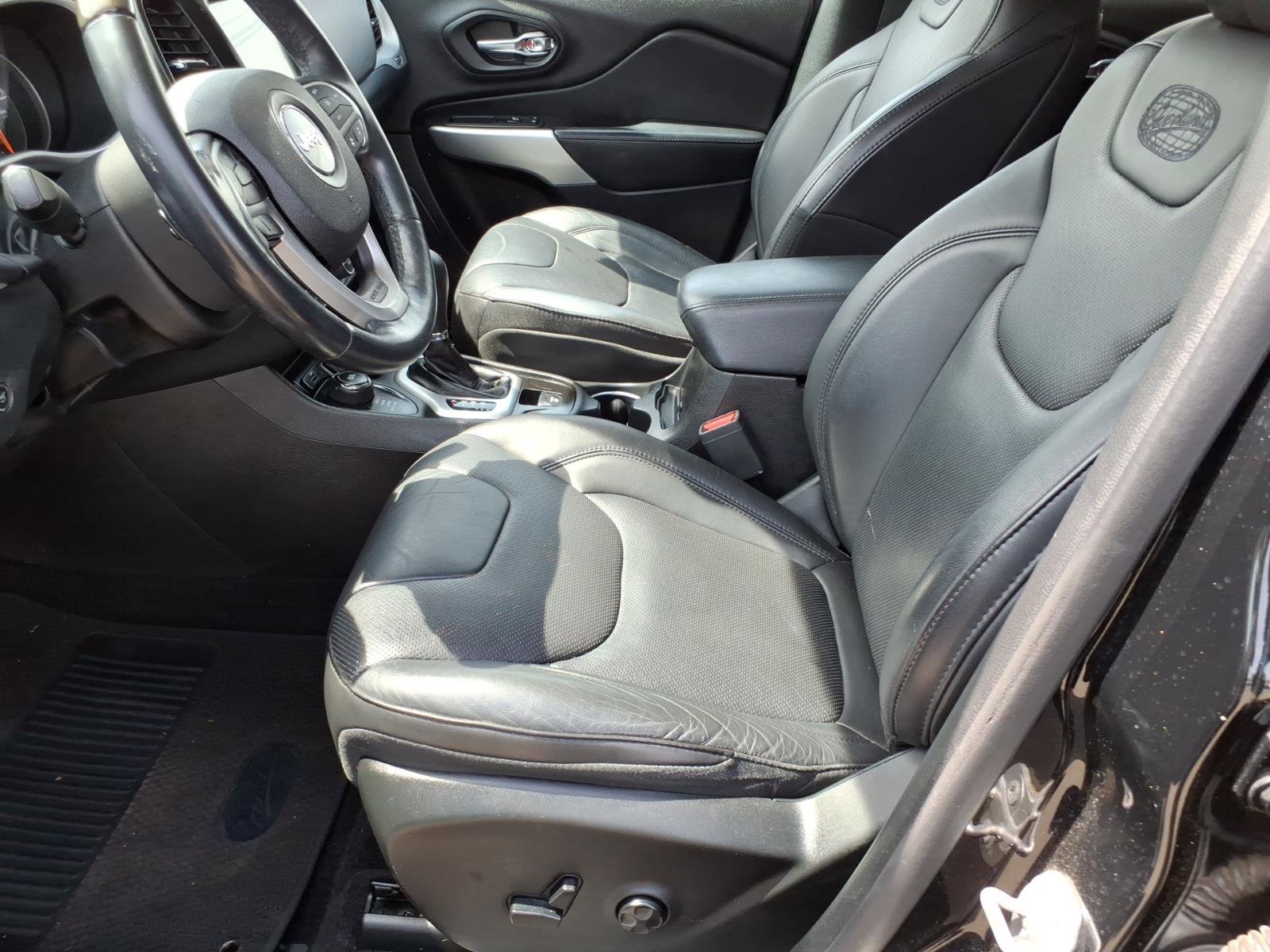 Used 2018 Jeep Cherokee Overland w/ Technology Group AWD/4WD image 13