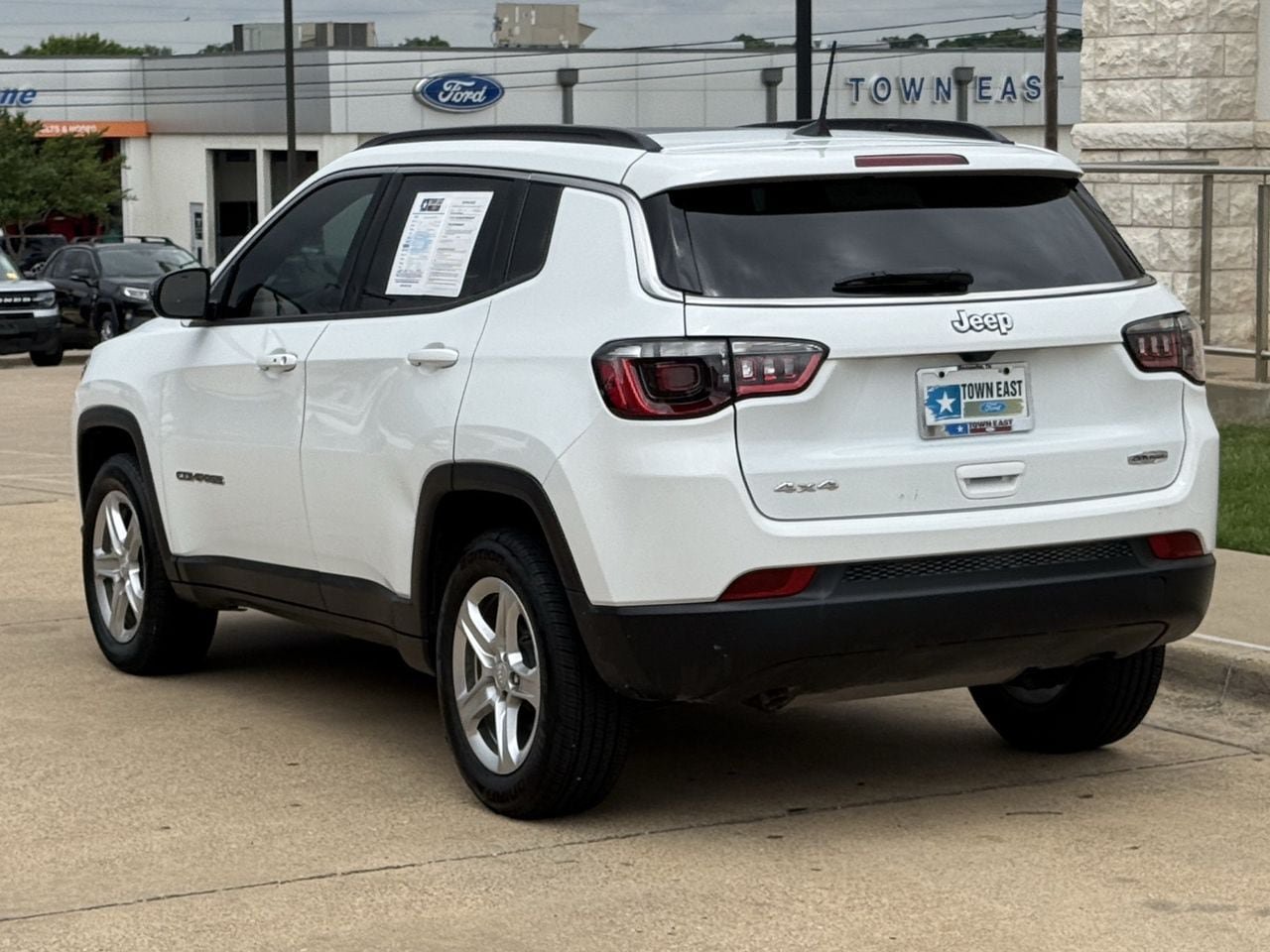 Used 2024 Jeep Compass Latitude w/ Sun and Sound Group AWD/4WD image 5
