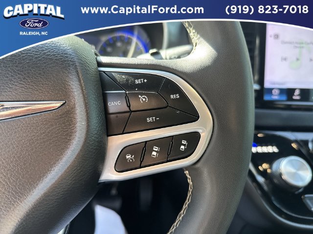 Used 2025 Chrysler Pacifica Select FWD image 23