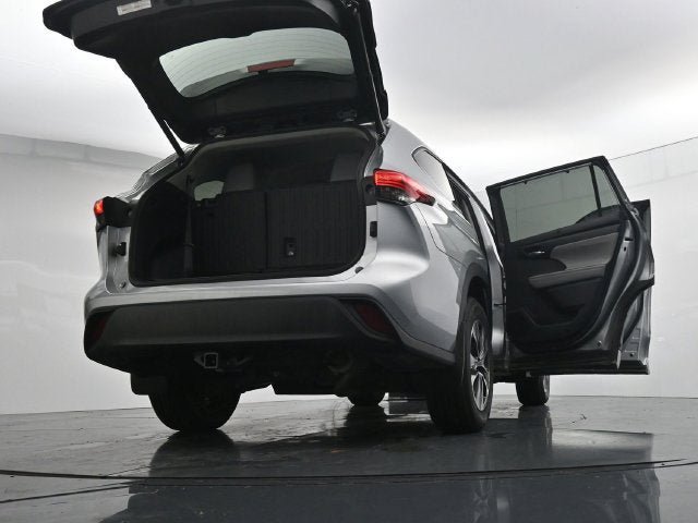 Used 2022 Toyota Highlander XLE AWD/4WD image 46