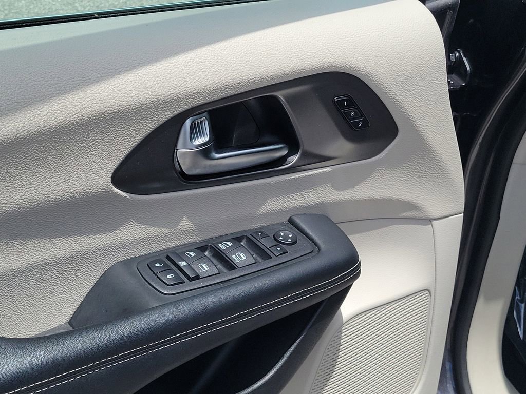 Used 2023 Chrysler Pacifica Touring-L FWD image 21
