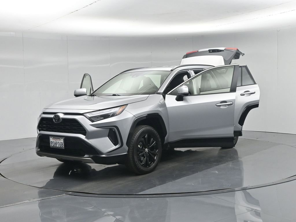 Used 2025 Toyota RAV4 SE image 33