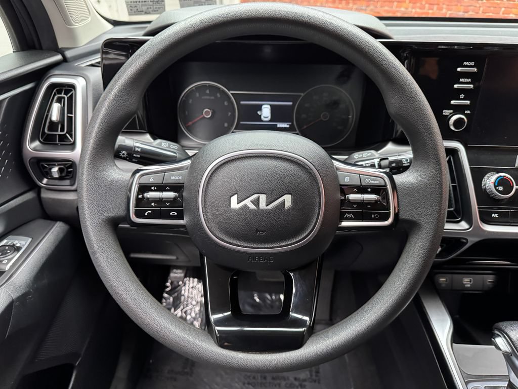 Used 2023 Kia Sorento LX AWD/4WD image 13