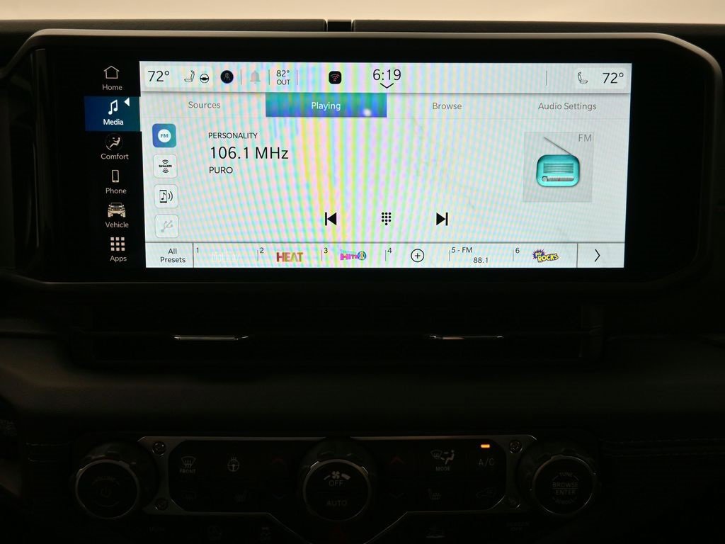 Used 2025 Jeep Gladiator Mojave w/ Convenience Group image 9