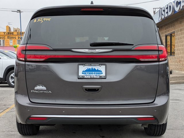 Used 2023 Chrysler Pacifica Touring-L FWD image 5