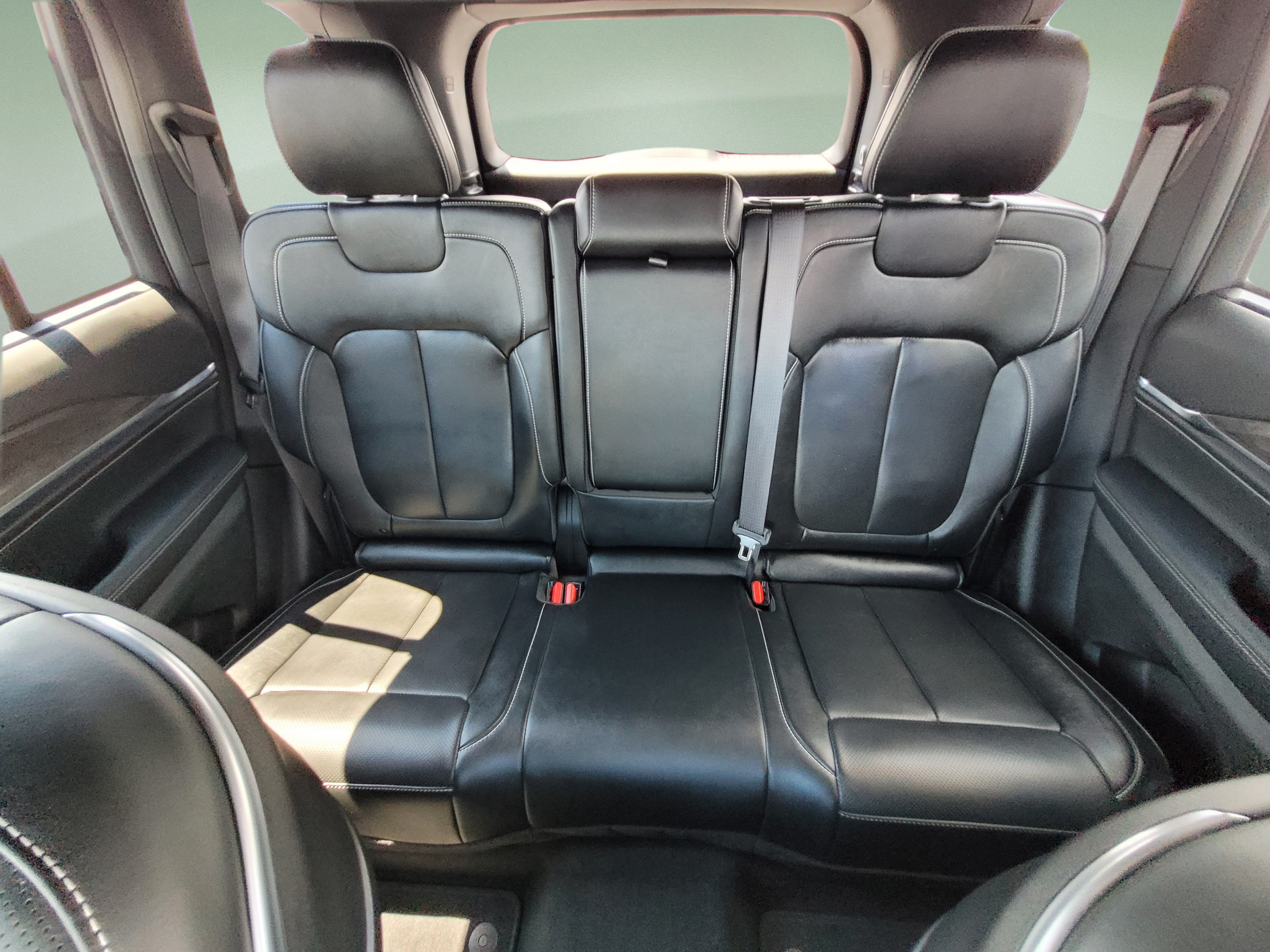 Used 2022 Jeep Grand Cherokee Overland w/ Luxury Tech Group IV AWD/4WD image 18