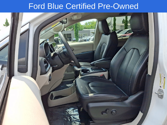 Used 2023 Chrysler Pacifica Touring-L FWD image 14