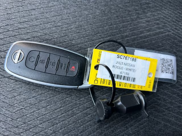 Used 2025 Nissan Rogue SV AWD/4WD image 44