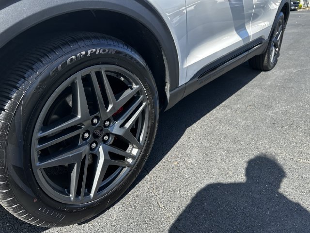 Certified 2025 Ford Explorer ST AWD/4WD image 12