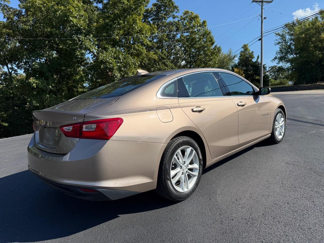 Used 2018 Chevrolet Malibu LT w/ Leather Package FWD image 3