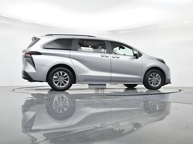 Used 2025 Toyota Sienna XLE FWD image 36