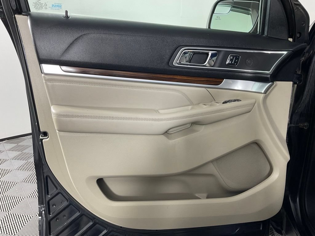 Certified 2018 Ford Explorer Limited FWD image 12