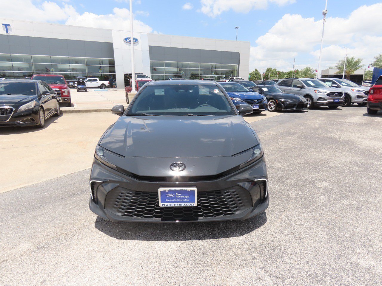 Used 2025 Toyota Camry SE w/ Convenience Package FWD image 4