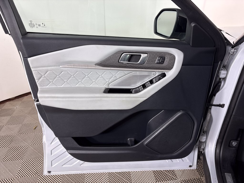 Certified 2025 Ford Explorer Platinum w/ Ultimate Package AWD/4WD image 17