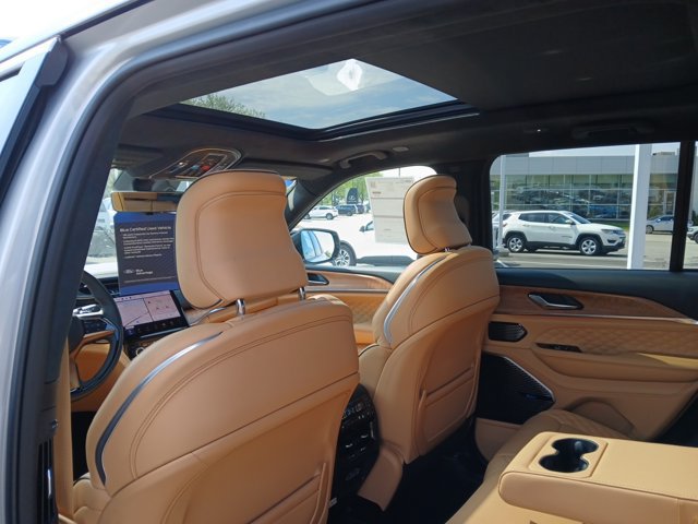 Used 2025 Jeep Grand Cherokee Summit AWD/4WD image 22