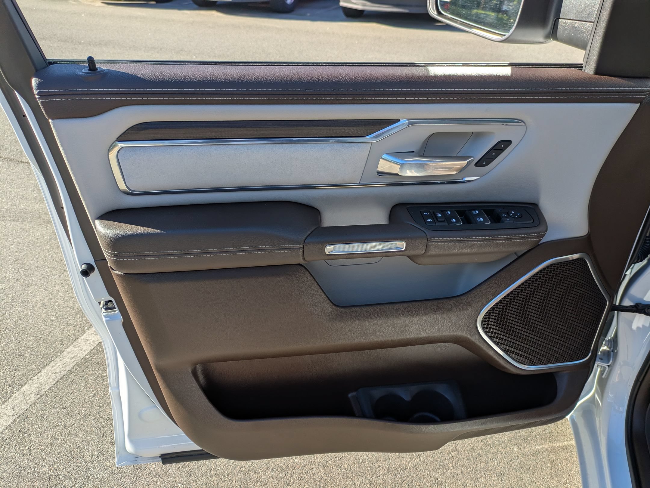 Used 2025 RAM 1500 Laramie AWD/4WD image 15