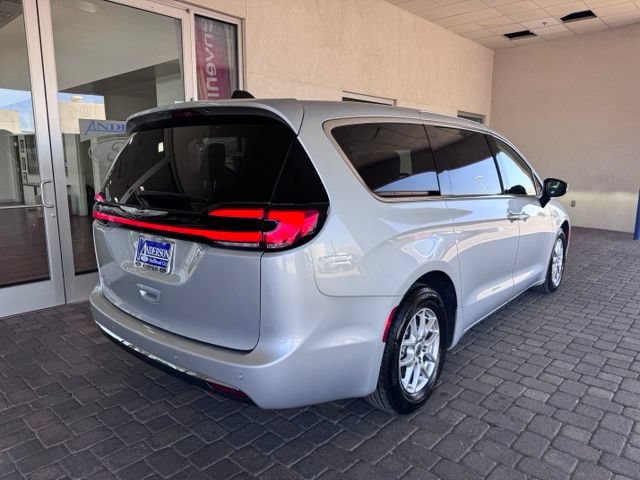 Used 2024 Chrysler Pacifica Touring-L FWD image 5