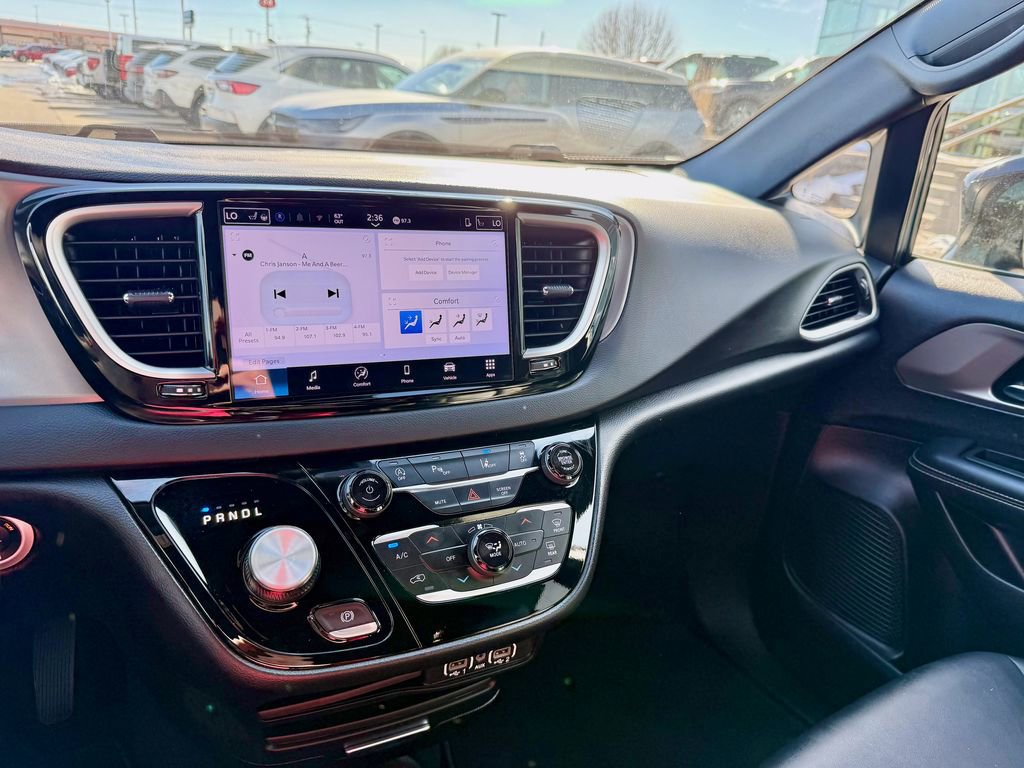 Used 2025 Chrysler Pacifica Select image 22