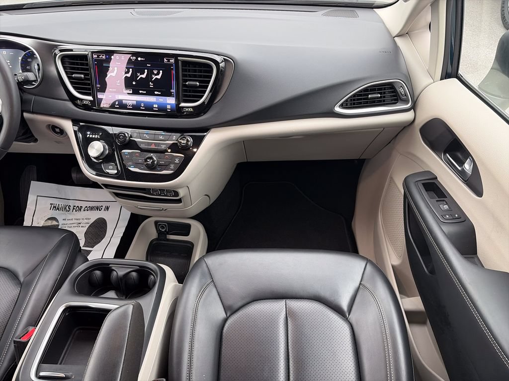 Used 2023 Chrysler Pacifica Touring-L FWD image 17